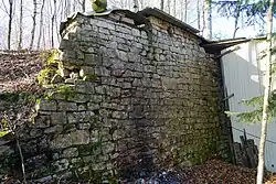 The wall of the descenderie slag heap