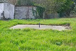 The Chapelle well closed by a concrete slab.