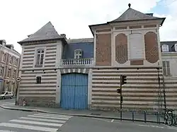 Hôtel Blin de Bourdon (18th century: 1 Rue des Augustins, historic monuments, 1993).