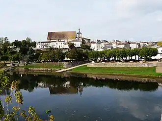 A general view of Guîtres
