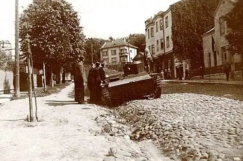 LAF activists inspect a T-38 tank from the Red Army in Kaunas