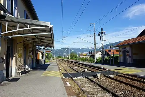 Double-tracked railway line with side platforms