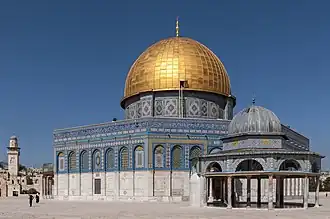 گنبد سلسله در کنار بنای قبةالصخره