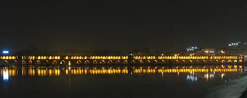 نمایی از سی‌وسه‌پل در شب