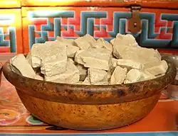 آرول در یک ظرف سرو