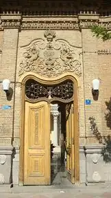 در ورودی آدریان
