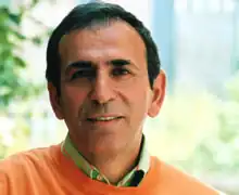 احمد آباکای در ۱۹۵۰ میلادی، در شهرستان «دیوریغی» در استان سیواس به دنیا آمده‌است. او دبیر کل انجمن روزنامه‌نگاران معاصر ترکیه است.