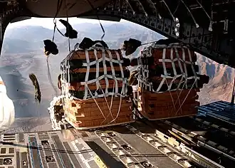 بارریزی هوایی گرانشی از یک هواپیمای C-17