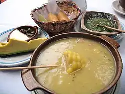 آخیاکو نوعی سوپ با کرم کبر و آووکادو، پیش از خوردن مخلط میشود.