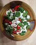 سویچه آلاسکایی ساخته شده با لوزی‌ماهی آرام، فلفل قرمز، گشنیز و گوجه فرنگی