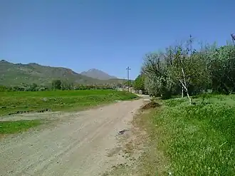 چشماندازی از روستا و دورنمایی از کوه آلماقلاغ