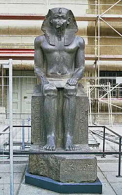 مجسمه نشسته منسوب به آمنمحات دوم که بعدها توسط فراعنه دودمان نوزدهم مصر غصب شد؛ برلین، موزه پرگامون