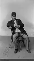 امینالسلطان در کارلسباد قبل از سال ۱۹۰۷ طی تور جهانی خود. عکس امضا شده و به خانواده کتابجی اهدا شده است.