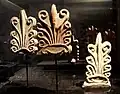 معماری انتی فیکس با مشعل دوره هلنستی که دد طرح آی خانم بکار رفته‌است.