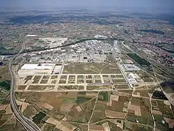 Aerial view of Aranda de Duero (right), with the شهرک صنعتی in the foreground