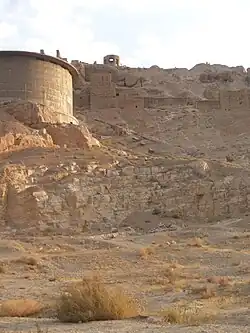 ضلعِ شمالیِ تپه با یک منبعِ آبِ بزرگ که در میانهٔ آن ساخته شده