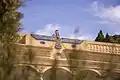 طرح فروهر بالای ورودی آتشکده