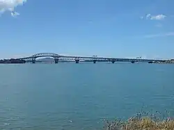 پل بندر آوکلند از نمای جزیره واچمن در غرب آن