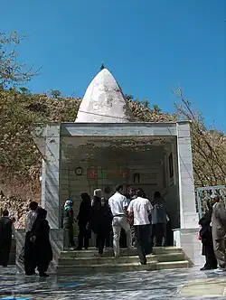 آرامگاه بابا یادگار، از بزرگان یارسان در دامنه کوه تخت سرانه در روستای زرده