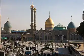 نمای «ایوان ناصری» و گنبد کلاه‌فرنگی آرامگاه ناصرالدین‌شاه (سبزرنگ) در بالای آن، بین گنبد طلایی آرامگاه عبدالعظیم حسنی (سمت چپ) و گنبد فیروزه‌ای امامزاده حمزه (سمت راست)