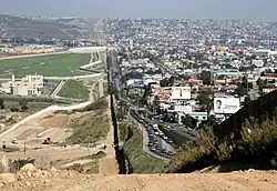 حصار آمریکا-مکزیک - آمریکا چپ و مکزیک راست
