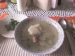 کالدو د کوستیا با گشنیز که گرم طبخ می‌شود