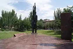 مجسمه یادبود یقیشه چارنتس