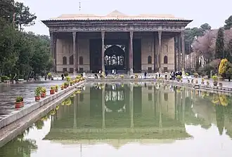 ۲۰ ستون در بالا و ۲۰ ستون در آب