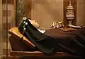 The new recumbent statue (1987) of Saint Clare of Assisi, with the reliquary below. (زاده ۱۶ ژوئیه ۱۱۹۴ – درگذشته ۱۱ اوت ۱۲۵۳).