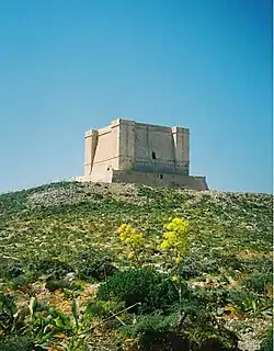 نمایی از برج سنت ماری که بر حاشیه ساحل حاکم است