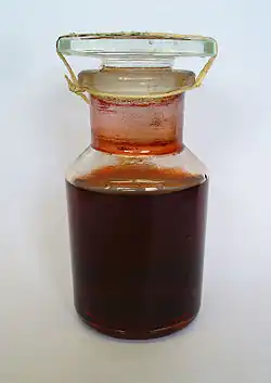 عصاره کارمین که از خرد کردن حلزون کوهی و دیگر حشراتی که از شیرهٔ درختان بلوط زنده تغذیه می‌کنند ساخته می‌شود. از قرون وسطی تا سدهٔ ۱۹ برای تهیه رنگ زرشکی استفاده می‌شد.