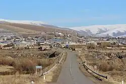 Ddmashen along the road leading from neighboring Zovaber, نوامبر 2014. The Church of S. Thaddeus the Apostle can be seen به سمت راست.