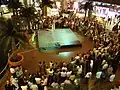 مردم در حال تماشای اجرای چند سرگرمی‌ساز در دبی مال