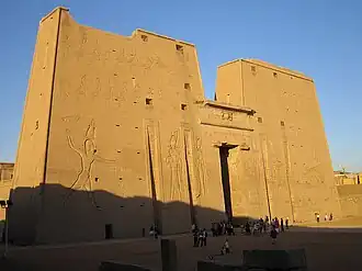 ورودی معبد هوروس در ادفو