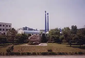 The local power plant was built by the failed انرون corporation of هیوستون.