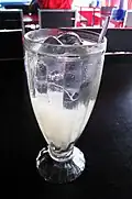 Es lidah buaya (نوعی نوشیدنی یخی اندونزیایی تهیه‌شده از آلوئه‌ورا)