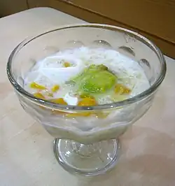 دسر اندونزیایی es teler، متشکل از آووکادو، جک فروت و نارگیل تازه در یخ خرد شده و شیر تغلیظ شده.