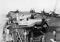 هواپیماهای اف-۴-یو (Vought F4U-4B) بر روی ناو یو اس اس سیسیلی (USS Sicily (CVE-118)) در ۱۹۵۰