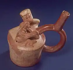 یکی از سرامیک‌های بدست آمده در موشه (واقع در پرو) که تحریک آلت تناسلی مرد، بوسیلهٔ زبان و دهان یک زن را نشان می‌دهد، سرامیک مربوط به سال ۲۰۰ بعد از میلاد، از مجموعهٔ موزهٔ لارکو
