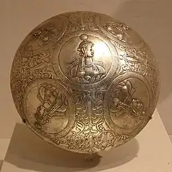 زن ایرانی که در پنج مدال روی این کاسه به تصویر کشیده شده دارای مدل مویی است که نشان می‌دهد احتمالاً در زمان پادشاهی نرسه در  خانواده سلطنتی ساسانی ملکه بوده باشد.