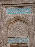 نوشتهٔ کوفی سردر برج.