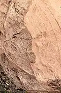 دگرشیبی زمین‌شناختی در آریزونا که نهشته‌های ماسه‌سنگی متعلق به چاتین (راست) بر روی گرانیت‌های پرکامبرین (چپ) را نشان می‌دهد.