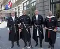 گرجیها با چوخا در خیابانی در تفلیس