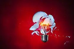 شلیک به یک لامپ با یک تفنگ بادی