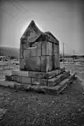 نمای پشت گور دختر