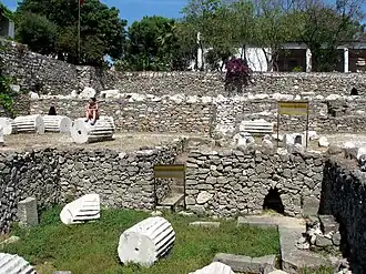 زیرساخت‌ها و ویرانه‌های بازمانده از آرامگاه هالیکارناس، یکی از عجایب هفت‌گانه.