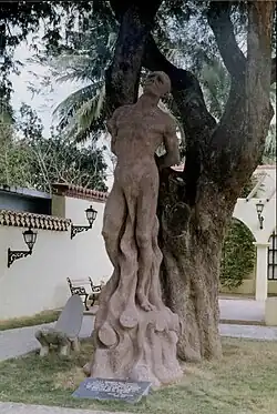 Monument of Taino chief Hatuey in Yara, depicting the moment he was burnt by Spanish soldiers. Bind to a تمر هندی tree planted in 1907.