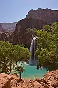 آب آبشار Havasu creek به دلیل غلظت بالای رسوبها در آن، فیروزهای است.