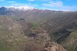 روستای گوغتانیک در پس زمینه
