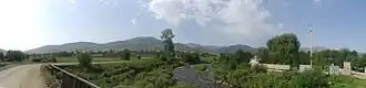 دورنمایی از هوباردزی از جاده اصلی منتهی به روستا